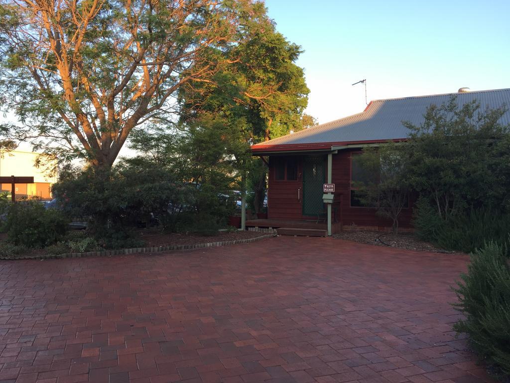 Aussie Cabins Hotel Dubbo Exterior photo