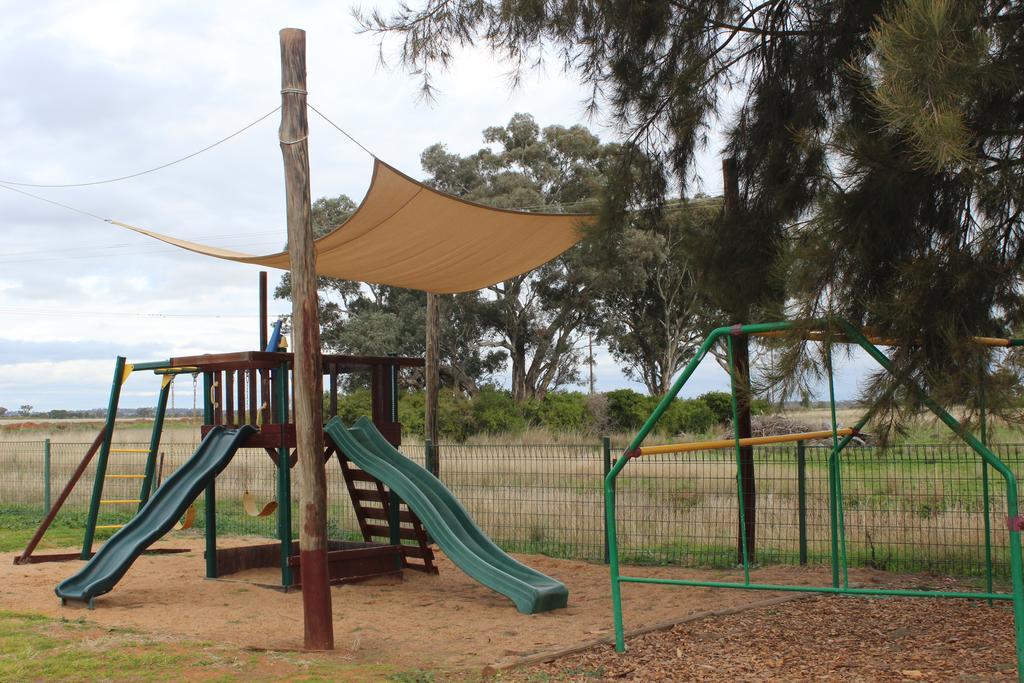 Aussie Cabins Hotel Dubbo Exterior photo